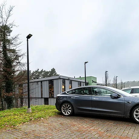 Straatverlichting bij de parkeerplaats van een sportschool