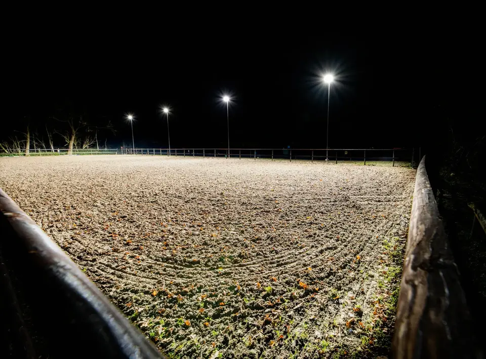 4 aluminium lichtmasten bij een paardenbak