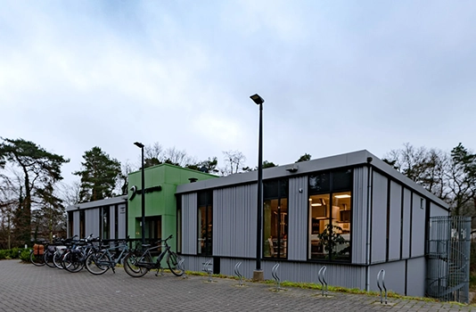 2 composiet lichtmasten bij ingang sportschool